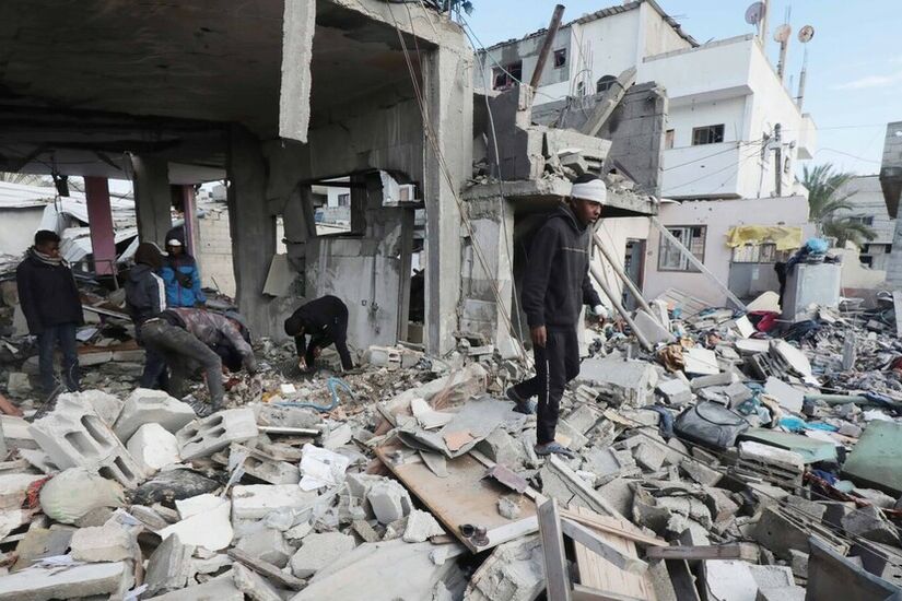 قتلى وجرحى بقصف إسرائيلي على قطاع غزة وحالات تسمم بين الأطفال جراء تناولهم أوراق الشجر