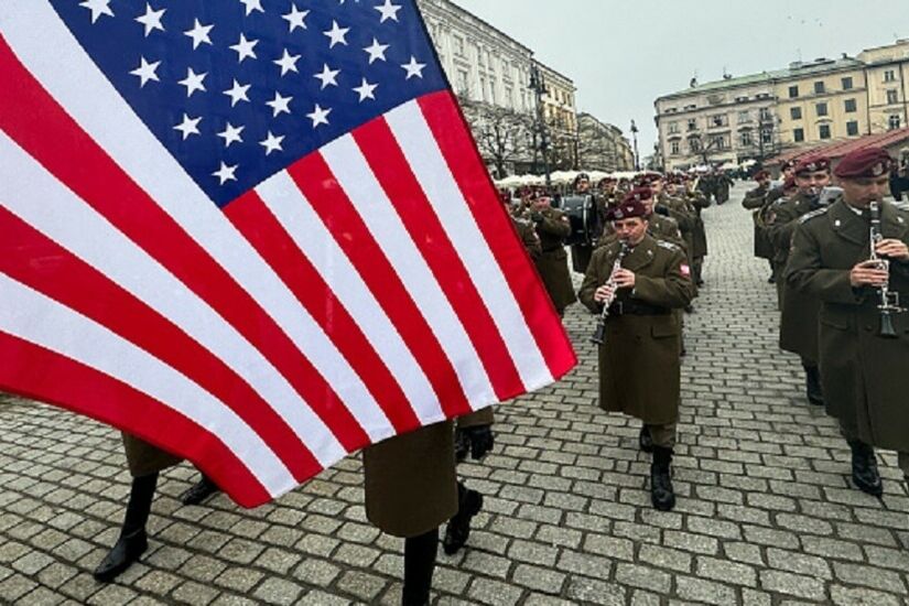 بولندا تمدد انتشار قوات أمريكية وبريطانية وكندية على أراضيها وبقاء قوات لها في الخارج