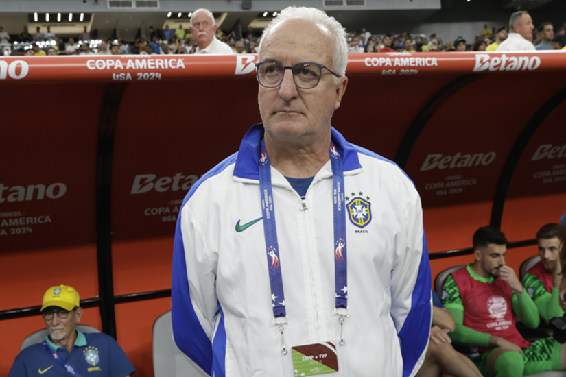 مدرب منتخب البرازيل يكشف سبب بكائه في مواجهة باراغواي