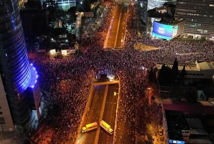 آلاف الإسرائيليين يتظاهرون لإسقاط حكومة نتنياهو ويطالبون بصفقة تبادل أسرى فورية