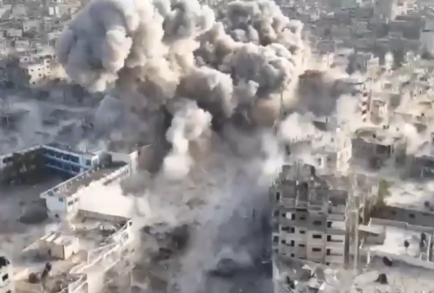 الجيش الإسرائيلي يفجر ميدان الشهداء وسط مدينة رفح