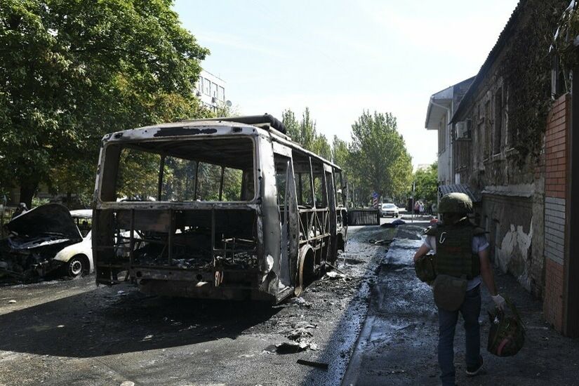 إصابة 4 من موظفي وزارة الطوارئ الروسية في قصف أوكراني على مدينة دونيتسك