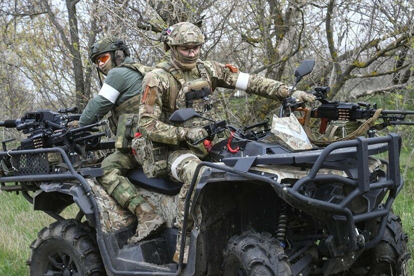 الجيش الروسي يستخدم دراجات نارية ومركبات رباعية في عملية تحرير ستارومايورسكوي