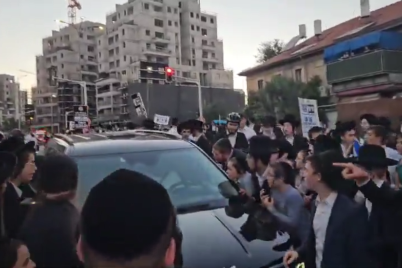 إعلام عبري: متظاهرون من الحريديم يرشقون سيارة وزير الإسكان الإسرائيلي بالحجارة