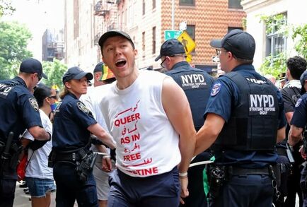 اعتقال متظاهرين مؤيدين لفلسطين لتعطيلهم حركة المرور في موكب فخر المثليين في نيويورك