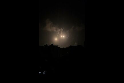 مراسل RT: الجيش الإسرائيلي يلقي قنابل ضوئية بشكل مكثف شمال مخيم النصيرات وسط غزة