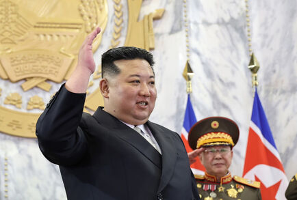 زعيم كوريا الشمالية يجري تفتيشا على مصانع للذخيرة (صورة)