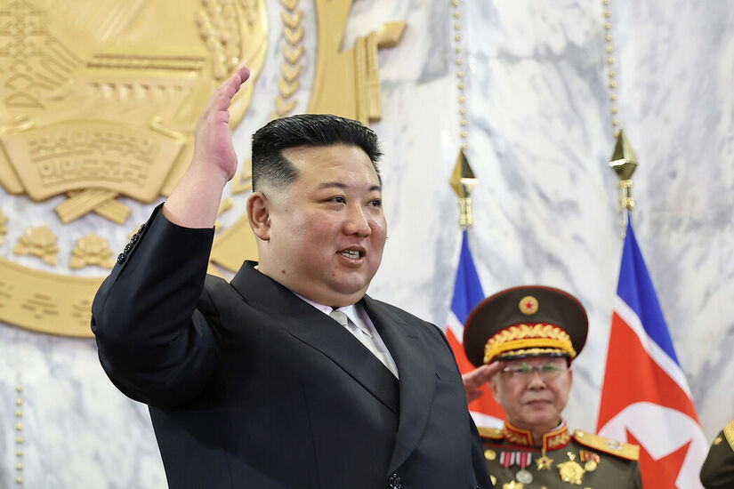 زعيم كوريا الشمالية يجري تفتيشا على مصانع للذخيرة (صورة)