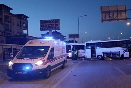 حافلة تقل سائحين من روسيا وبيلاروس تتعرض لحادث في أنطاليا التركية (فيديو)