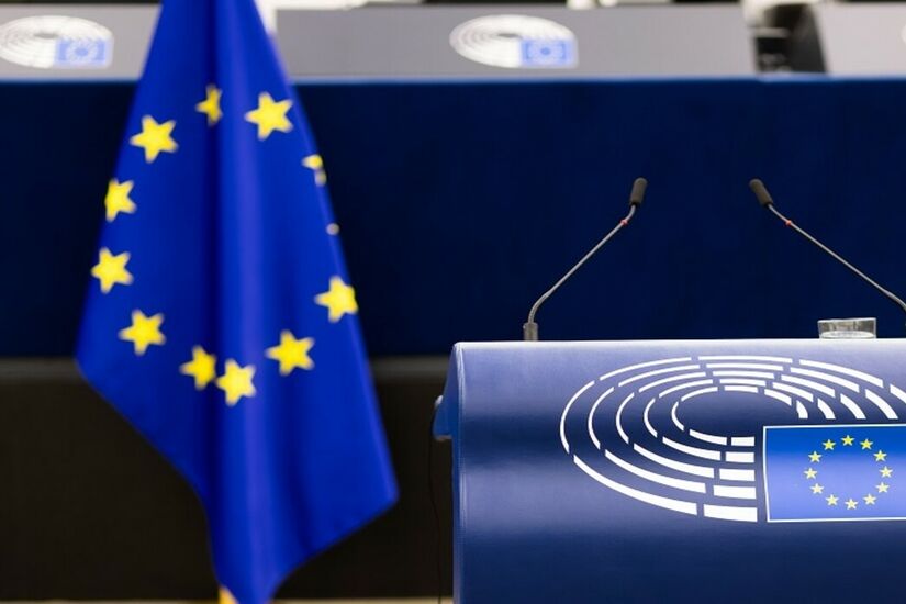 المفوضية الأوروبية تمنع حق الدفاع عن استثمارات روسيا وبيلاروس في محاكم الاتحاد