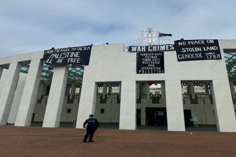 على سطح البرلمان الأسترالي.. احتجاجا على سياسات كانبيرا حول حرب غزة (فيديو)