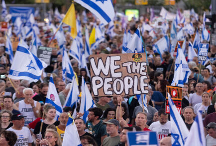 متظاهرون يغلقون طرقا رئيسية في تل أبيب مطالبين بانتخابات مبكرة (فيديو)