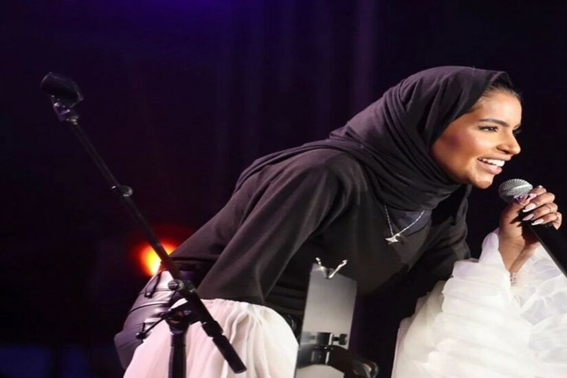 فنانة كويتية تثير جدلا برقصها مرتدية الحجاب