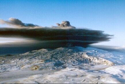 روسيا.. بركان إيبيكو يقذف الرماد من جديد