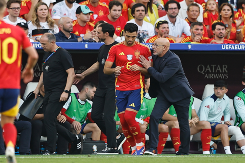 مدرب منتخب إسبانيا يتقدم بطلب للاعبيه قبيل مواجهة إنجلترا في نهائي يورو 2024