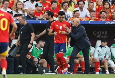 مدرب منتخب إسبانيا يتقدم بطلب للاعبيه قبيل مواجهة إنجلترا في نهائي يورو 2024