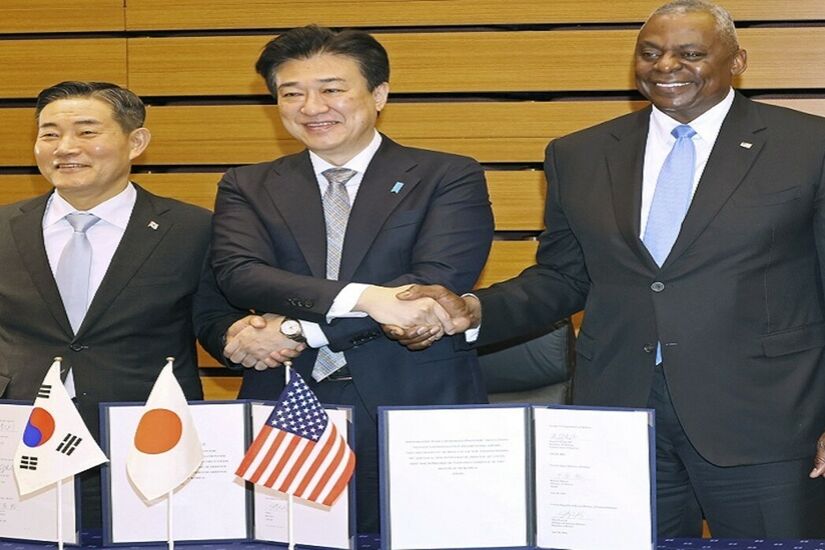 وزراء دفاع الولايات المتحدة واليابان وكوريا الجنوبية يوقعون على مذكرة تعاون