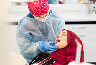 طبيب أسنان يكشف زيف أساطير شائعة عن الأسنان