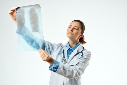 لماذا يعاني مرضى سرطان الرئة غير المدخنين من استجابة أسوأ للعلاجات؟