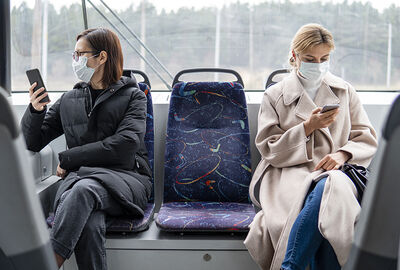 أطباء فرنسيون يوصون بعدم الكلام أو التحدث بالهاتف أثناء ركوب وسائل النقل العام