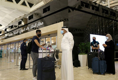 السعودية تعيد فتح التأشيرة لثلاث وجهات