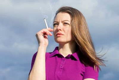 دراسة ضخمة تربط التدخين اليومي بتقلص الدماغ