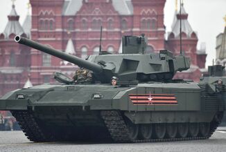 طلاب الكليات العسكرية الروس يتدربون على قيادة دبابة 