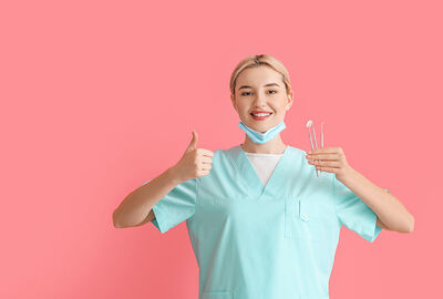 طبيب يحذر من عادة خاطئة وشائعة ينبغي تجنبها عند تنظيف أسنانك!