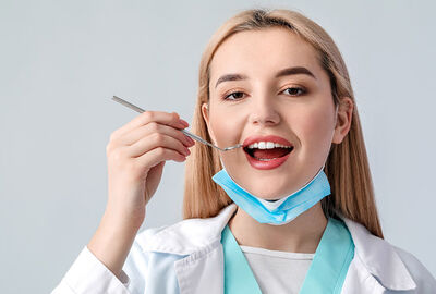 طبيب روسي: أطعمة تلحق الضرر بمينا الأسنان!