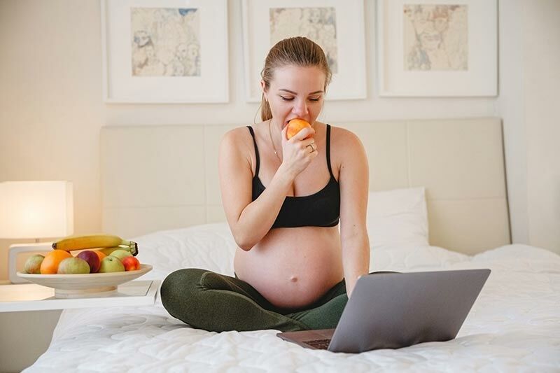 طبيبة توضح تأثير الإفراط في تناول الطعام على الحمل