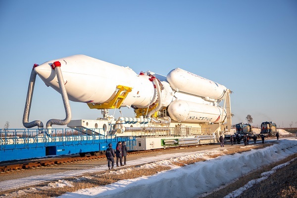 روسيا.. نصب صاروخ Angara الثقيل في مطار فوستوتشني استعدادا لإطلاقه (صور)