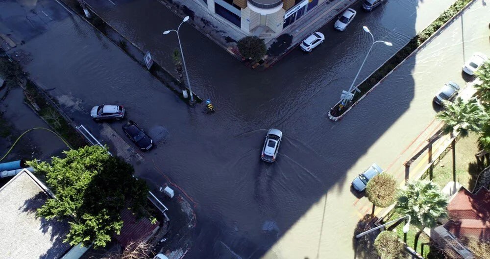 ارتفاع مستوى سطح البحر بمنطقة اسكندرون بتركيا والمياه تغمر الشوارع (فيديو+صور)