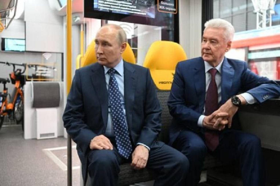 صورة نادرة للرئيس بوتين في إحدى عربات القطار
