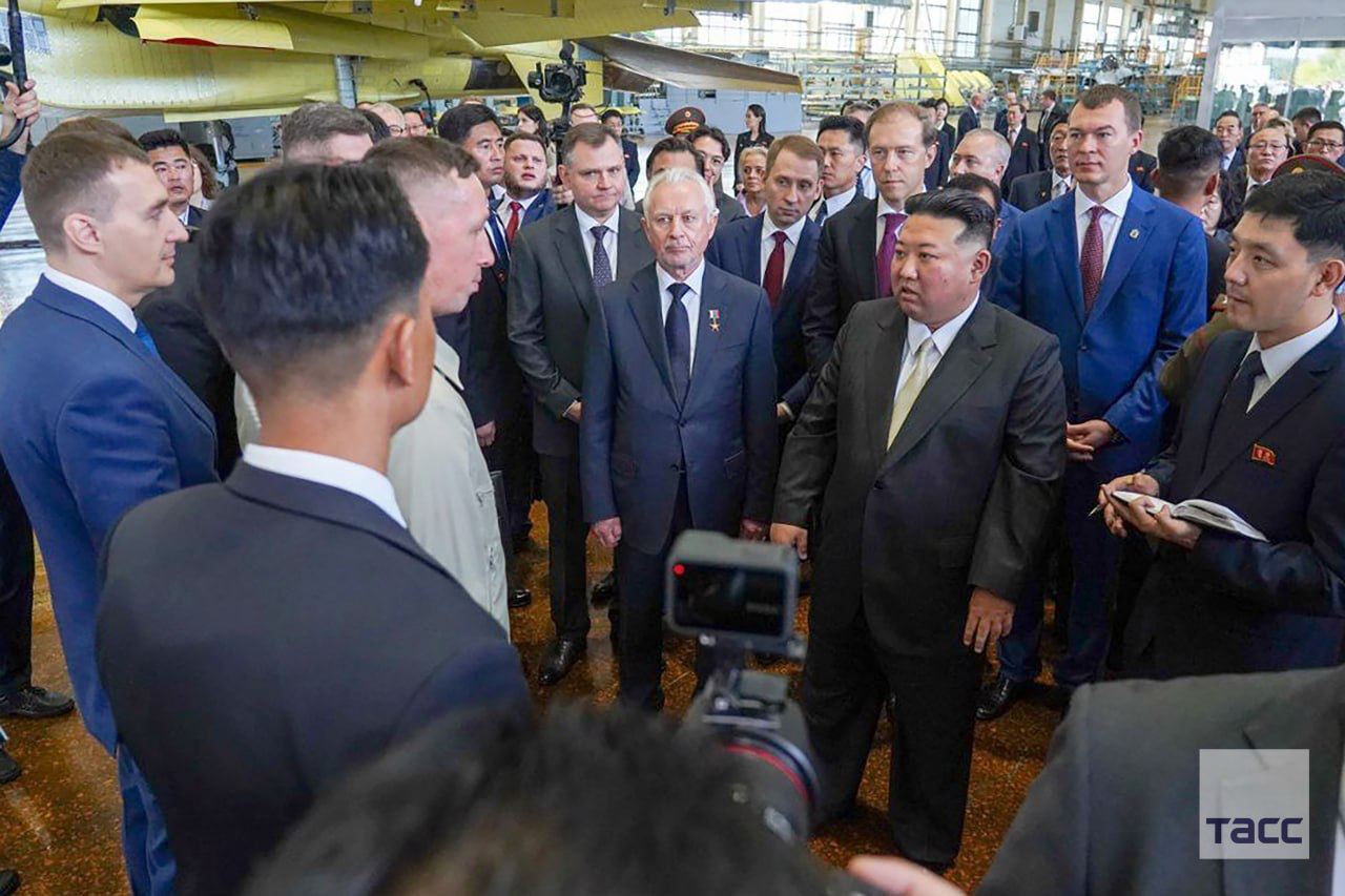 مشاهد من زيارة كيم جونغ أون إلى مصنع لأقوى المقاتلات الروسية (فيديو وصور)