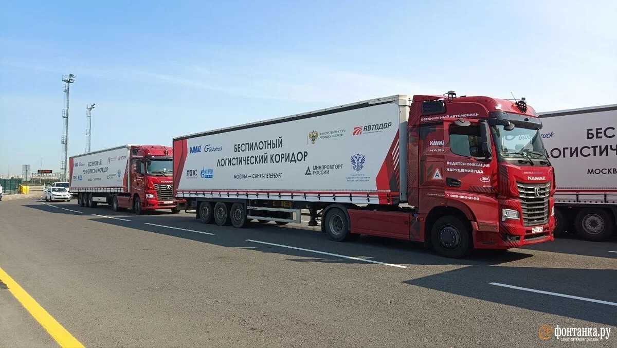 3 شاحنات مسيّرة روسية الصنع تسير في أوتوستراد 