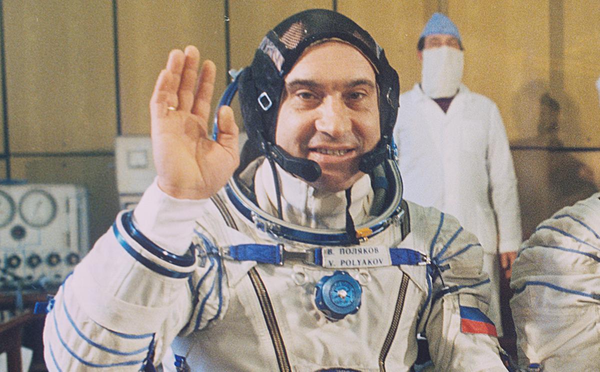 طبيب عاش في الفضاء أكثر من عام