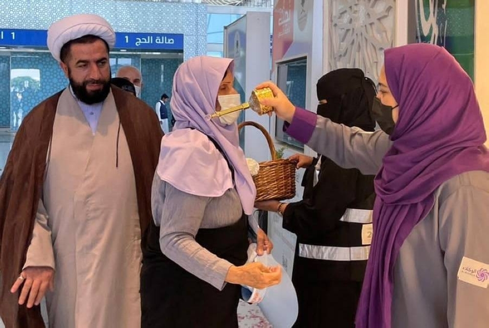 السعودية.. استقبال رحلة حجاج إيران بالهدايا والحلوى والورود (صور)