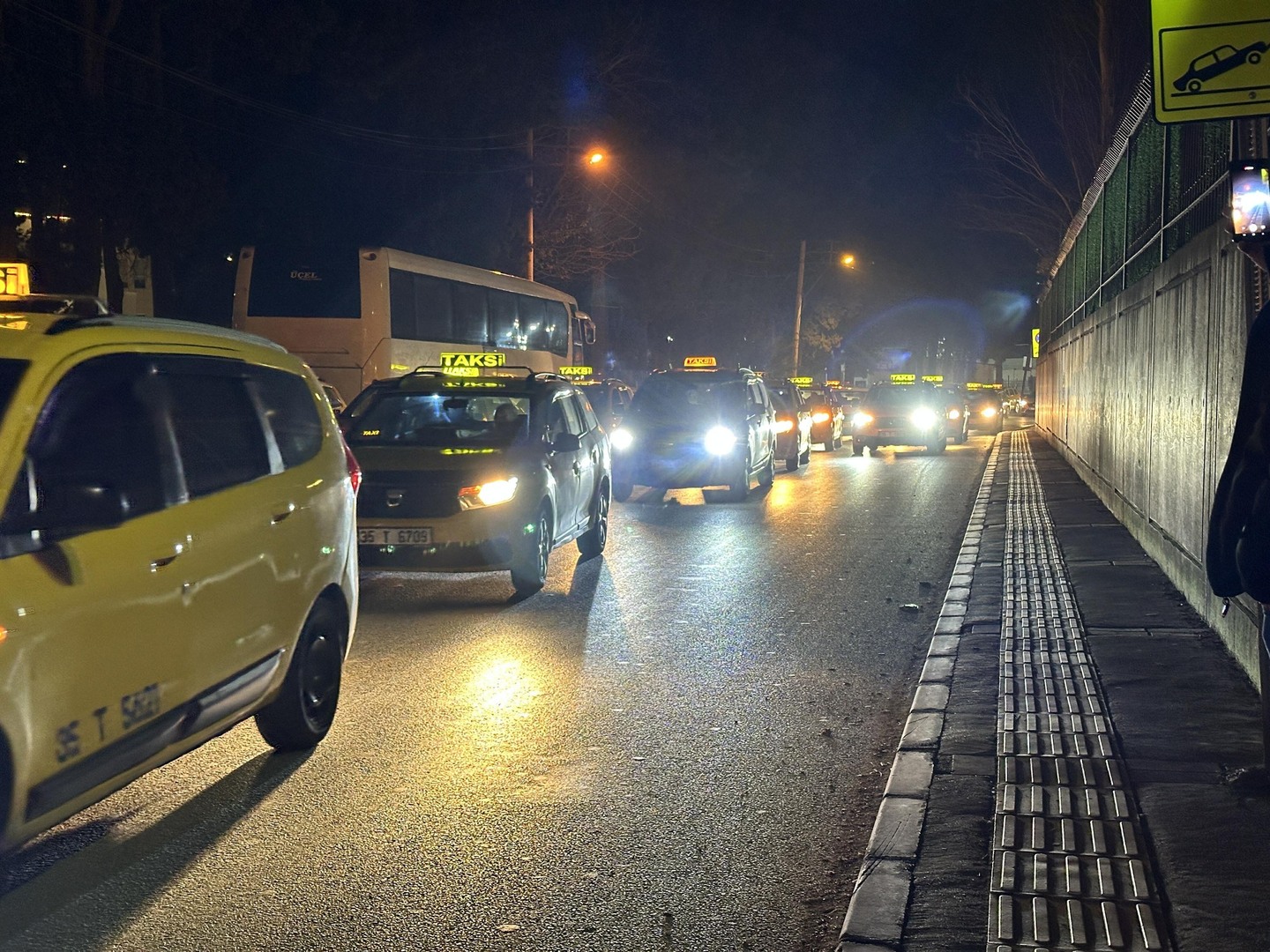 250 سيارة أجرة رافقت جثمانه.. نهاية حزينة لسائق تركي قرر مساعدة شاب في الشارع (صور+ فيديو)