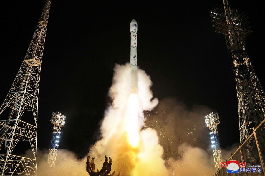 بالصور.. كوريا الشمالية تعلن نجاح وضع قمر صناعي عسكري في المدار