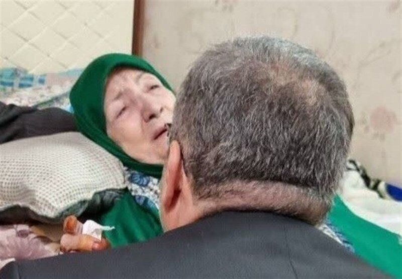 ظهور نادر لوالدة الرئيس الإيراني الراحل  تتلقى التعازي داخل منزلها البسيط (فيديو+ صور)