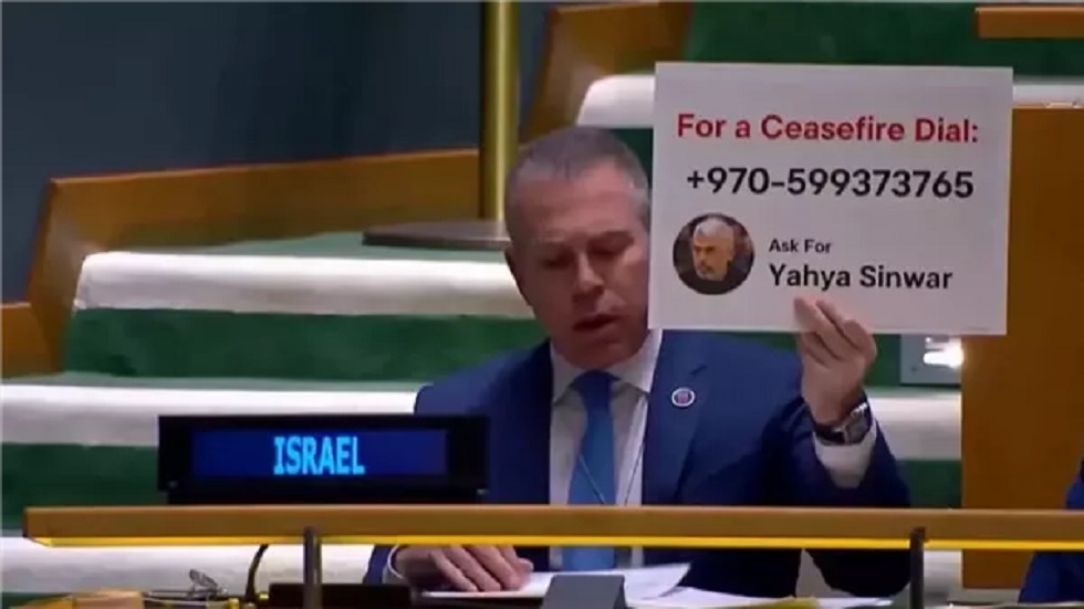 ممثل إسرائيل يرفع صورة يحيى السنوار في الجمعية العامة للأمم المتحدة..(صورة)