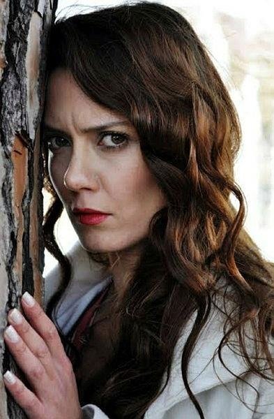 انتحار ممثلة تركية شهيرة بإطلاق النار على رأسها (صور)