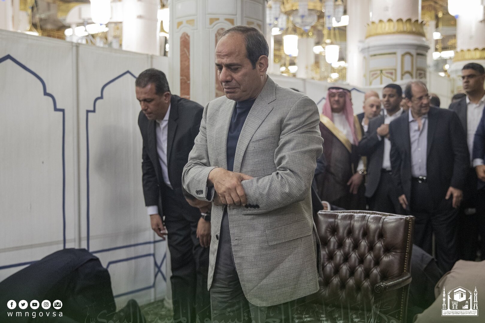 السيسي يبكي متأثرا في السعودية أمام قبر الرسول (صور)