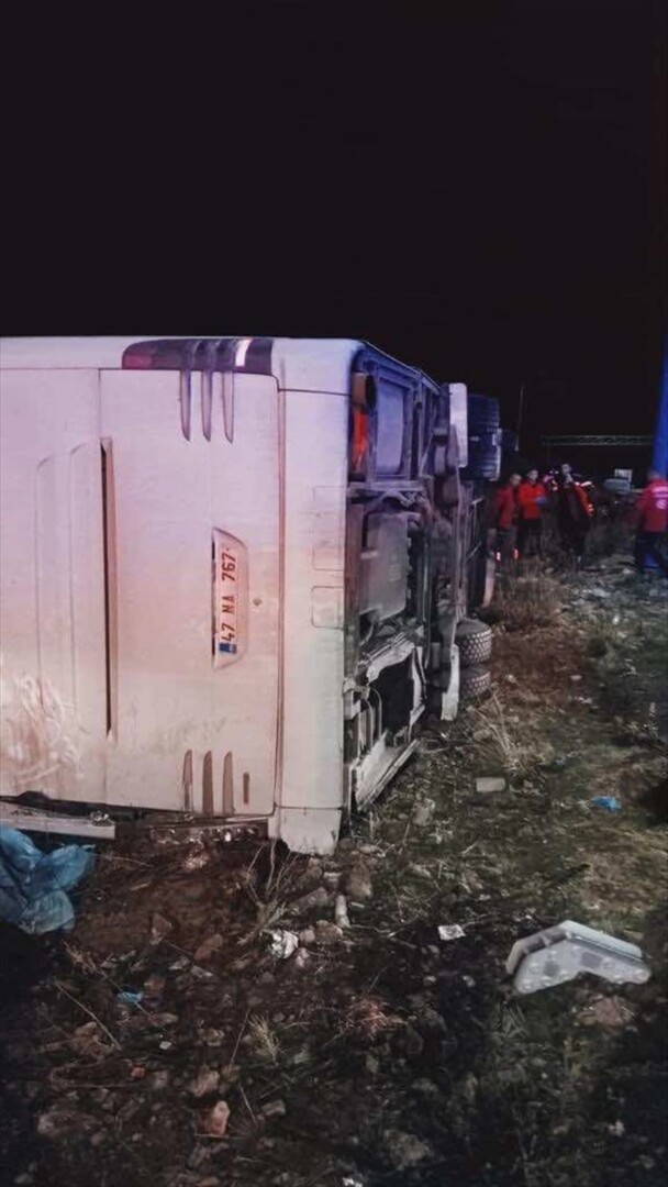 مصرع 9 وإصابة 30 آخرين بانقلاب حافلة جنوب شرق تركيا (صور)