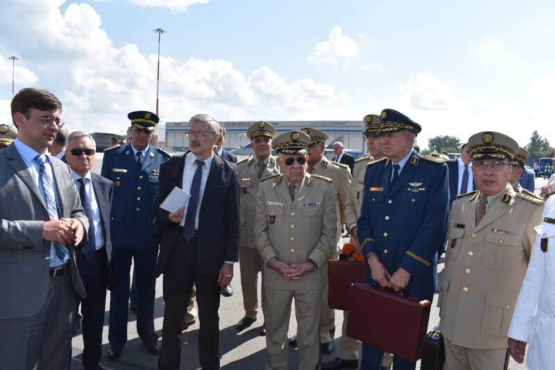 رئيس أركان الجيش الجزائري يزور قاعدة جوية روسية ويعاين أحدث الطائرات العسكرية (صور)
