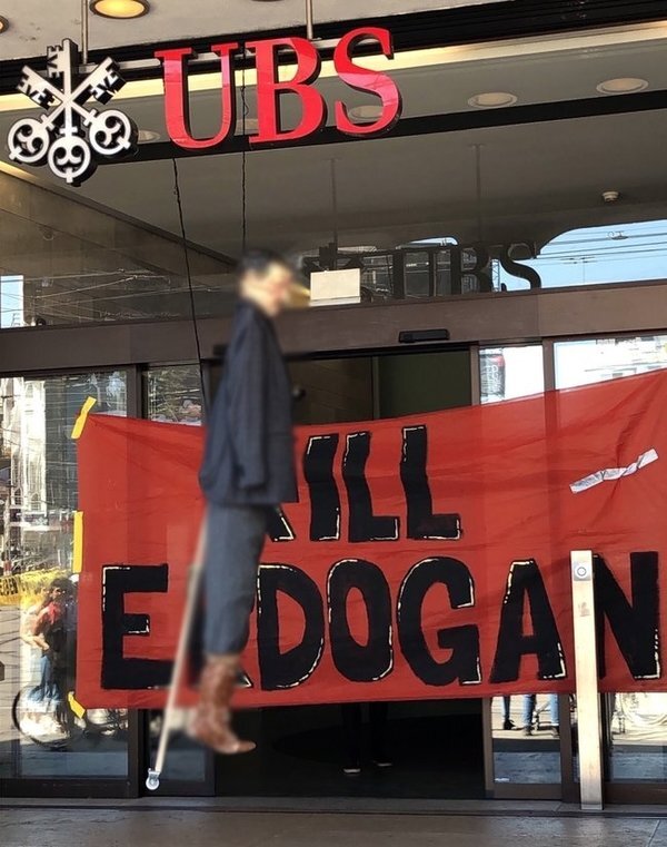 تظاهرة تخللها حرق العلم التركي ومجسم لأردوغان في سويسرا (صور)