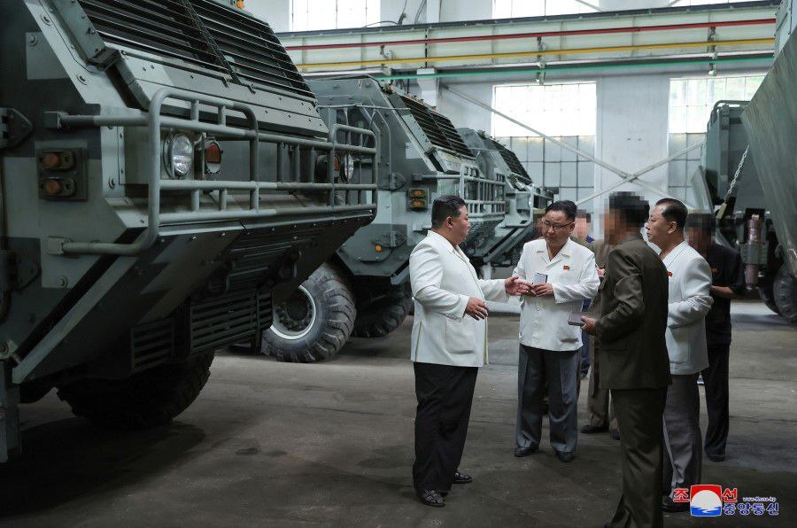 زعيم كوريا الشمالية يزور مصانع عسكرية رئيسية ويشجع على تحسين القدرة الإنتاجية (صور)