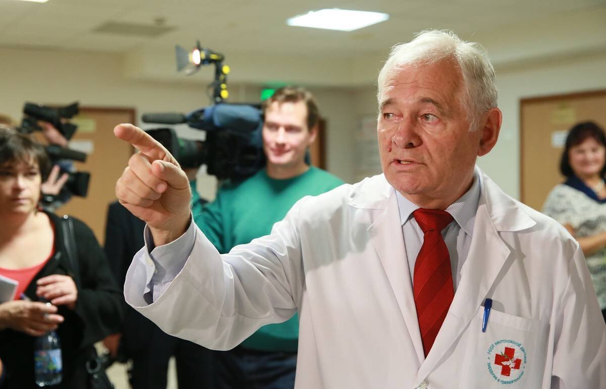 كبير أطباء الأطفال الروس ليونيد روشال يحتفل بعيد ميلاده الـ90