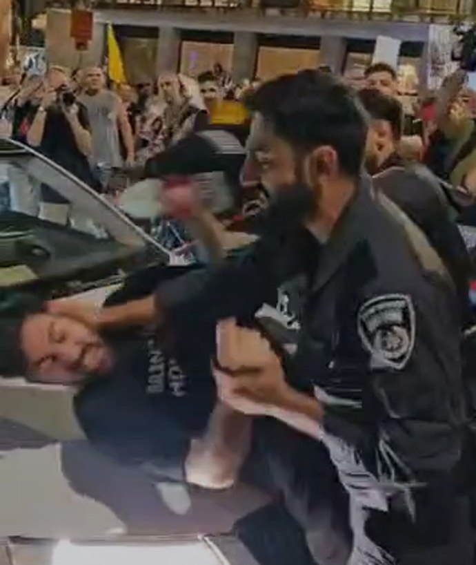 السلطات الإسرائيلية تتحرك بعد تهديد شرطي باغتصاب والدة متظاهر خلال احتجاجات في تل أبيب (صورة)