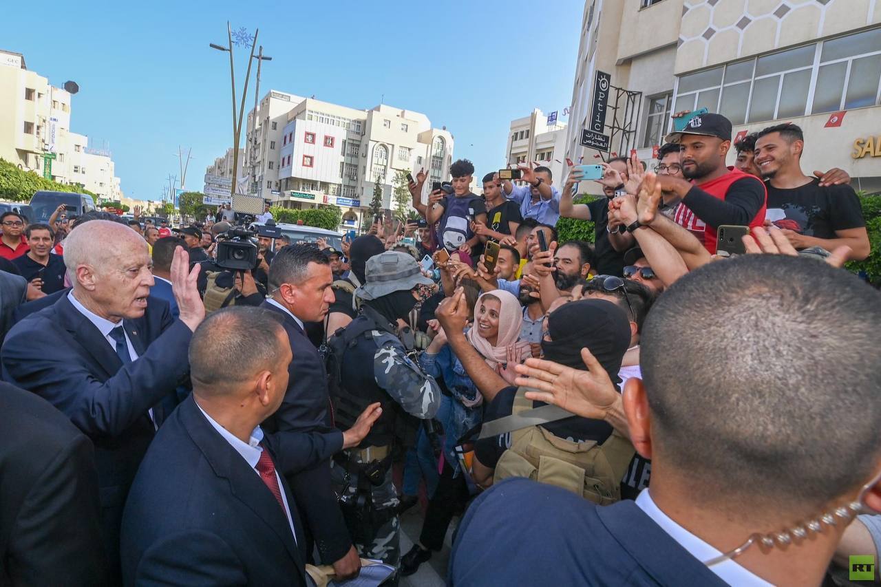 الرئيس التونسي خلال تفقده أوضاع المهاجرين: هؤلاء ضحايا نظام عالمي لا يتعامل معهم كبشر
